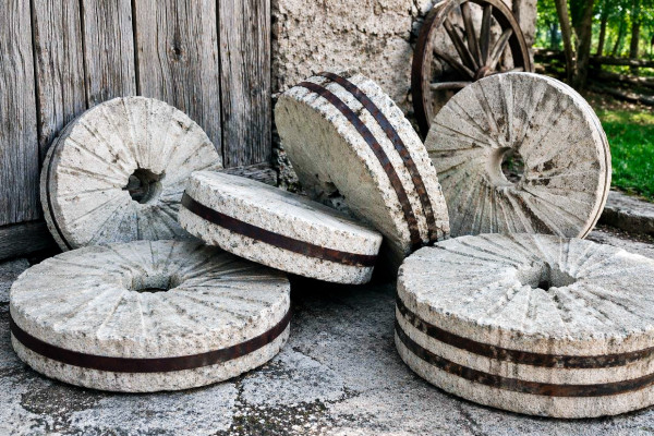 WHY MILLSTONES WERE REINFORCED WITH METAL HOOPS: AN ENGINEERING INSIGHT FROM MILLING